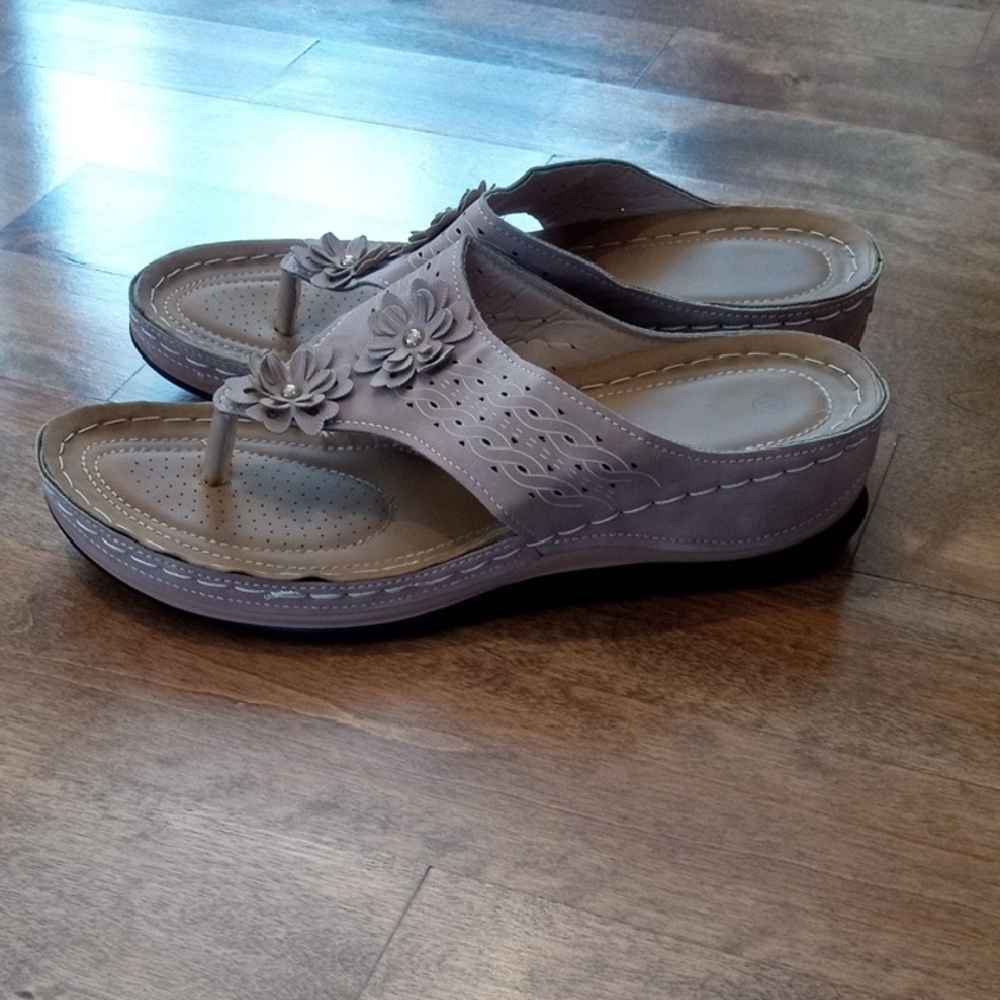 Lot of 4 Women's Casual Sandals - Picture 8 of 16